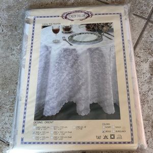 BNWT tablecloth